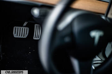 Tesla Model S Performance – interior, metal foot pedals