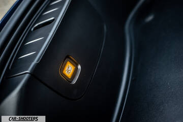 Tesla Model S Performance – detail, emergency trunk release button