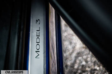 Tesla Model S Performance – detail, door sill plate close-up