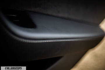 Tesla Model S Performance – detail, leather door panel close-up