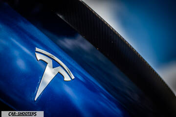 Tesla Model S Performance – detail, emblem close-up
