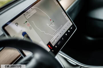 Tesla Model S Performance – dashboard, large central touchscreen display