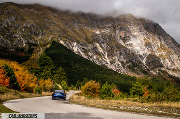 Tesla Model S Performance – rear view, blue against a mountain backdrop
