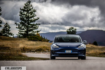 Tesla Model S Performance – front three-quarter, blue metallic on a country road
