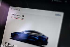 Tesla Model S Performance – dashboard, digital interface showing a car rendering