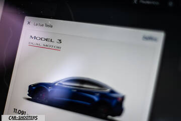 Tesla Model S Performance – dashboard, digital interface showing a car rendering