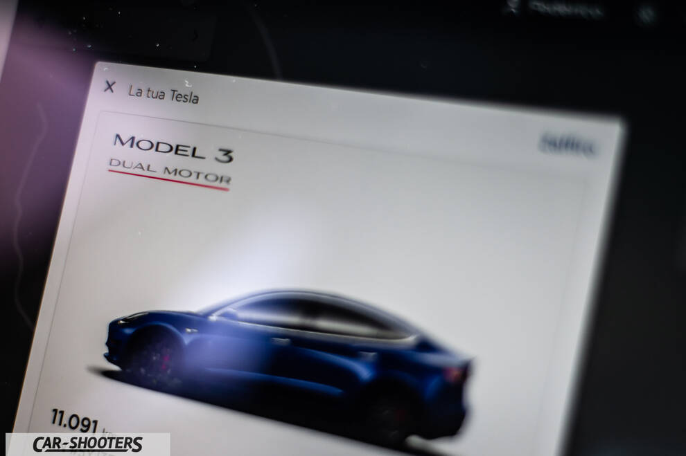 Tesla Model S Performance – dashboard, digital interface showing a car rendering