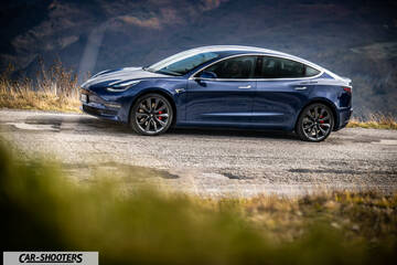 Tesla Model S Performance – side profile, dark blue on a mountain road