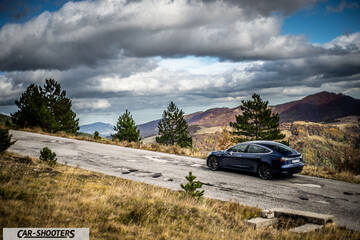 Tesla Model S Performance – rear three-quarter, dark blue on a mountain road