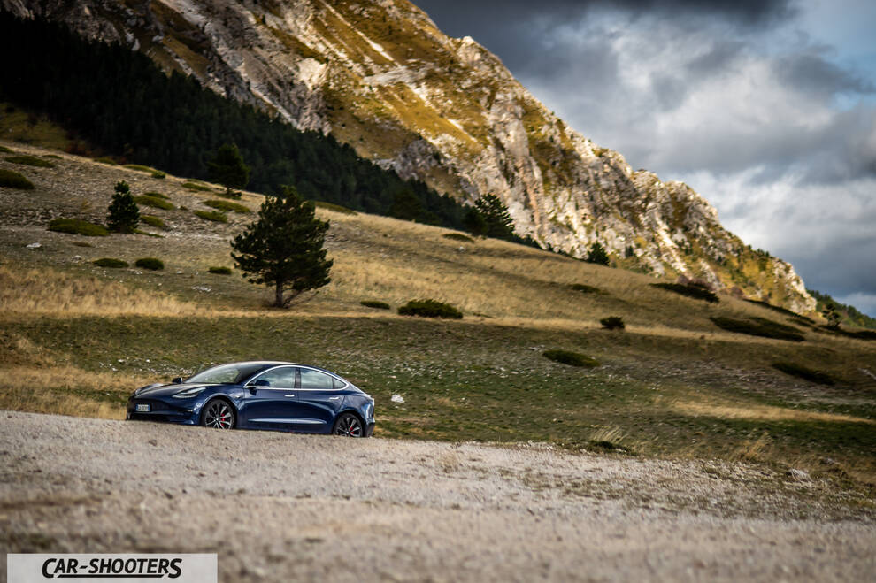 Tesla Model S Performance – side profile, blue against a mountain backdrop