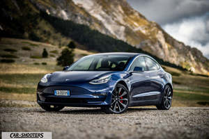 CAR_SHOOTERS_Tesla_Model_S_Performance_Prova_su_Strada_51 – front three-quarter, dark blue against a mountain backdrop