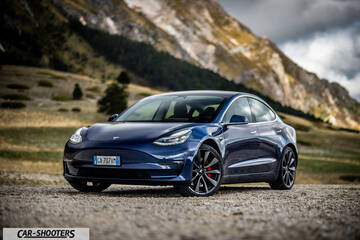 CAR_SHOOTERS_Tesla_Model_S_Performance_Prova_su_Strada_51 – front three-quarter, dark blue against a mountain backdrop