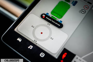 Tesla Model S Performance – dashboard, large touchscreen infotainment display