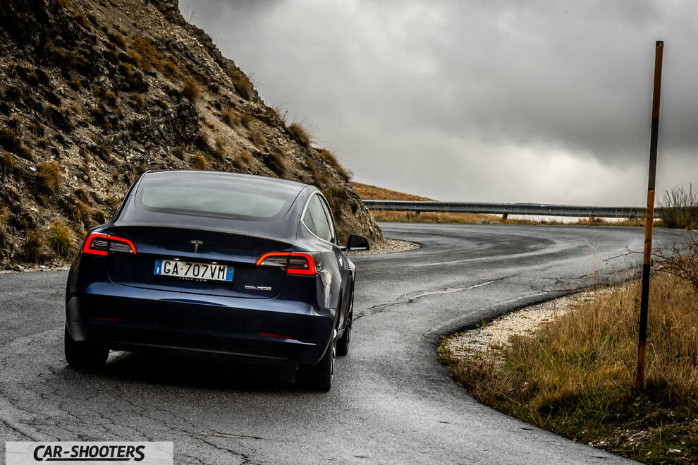 Tesla Model S Performance – rear view, dark blue on a mountain road