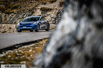Tesla Model S Performance – front three-quarter, blue metallic against a mountain backdrop