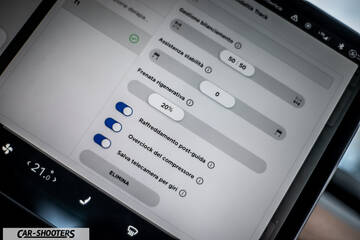 Tesla Model S Performance – dashboard, touchscreen infotainment display menu