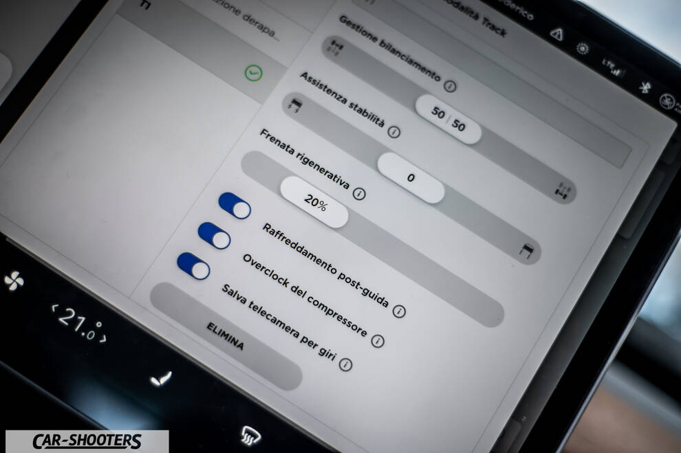 Tesla Model S Performance – dashboard, touchscreen infotainment display menu