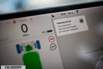 Tesla Model S Performance – dashboard, large central touchscreen display