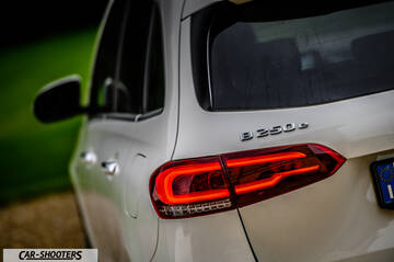 Mercedes Benz Classe B – rear three-quarter, white against a green background