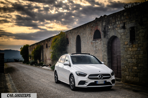 Mercedes Benz Classe B – front three-quarter, white against an old stone wall