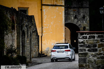 Mercedes Benz Classe B – rear view, white on a historic street