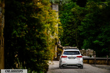 Mercedes Benz Classe B – rear view, white on a country road