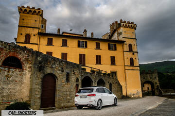 Mercedes Benz Classe B – rear three-quarter, white against a historic castle backdrop