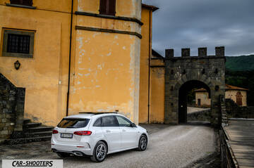 Mercedes Benz Classe B – rear three-quarter, white against a historic building