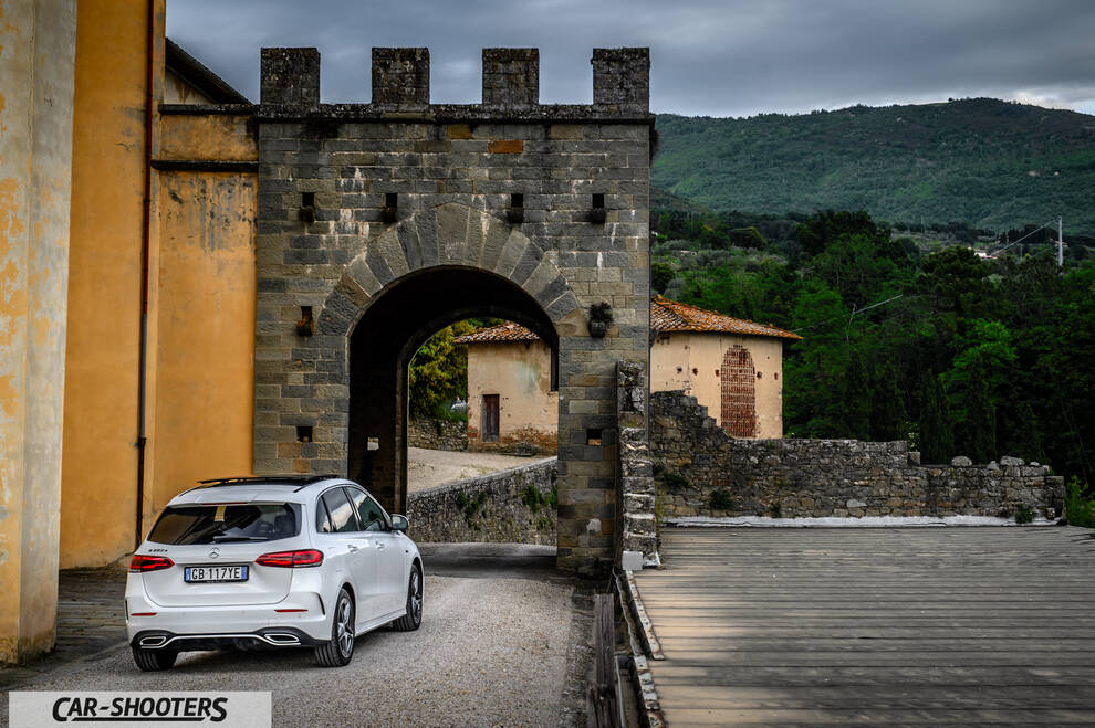 Mercedes Benz Classe B – rear three-quarter, white near a stone archway