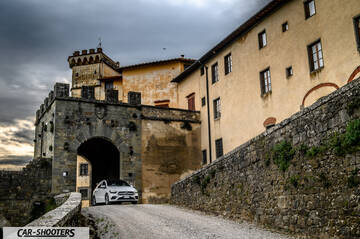 Mercedes Benz Classe B – front three-quarter, white against a historic castle backdrop