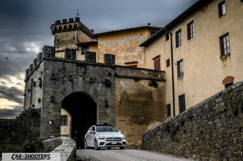Mercedes Benz Classe B – front three-quarter, white against an old castle backdrop