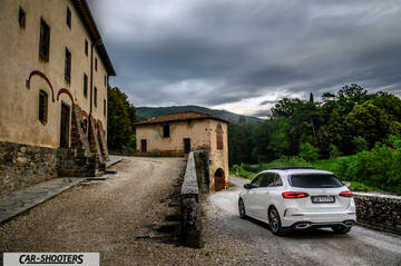 Mercedes Benz Classe B – rear three-quarter, white on a country road