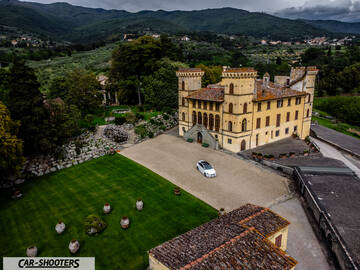 Mercedes Benz Classe B – front three-quarter, white in a castle courtyard