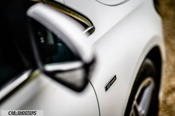 Mercedes Benz Classe B – detail, side mirror and fender badge close-up