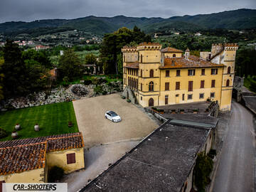 Mercedes Benz Classe B – front three-quarter, white in a castle courtyard
