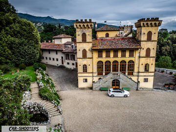 Mercedes Benz Classe B – side profile, white in front of a castle