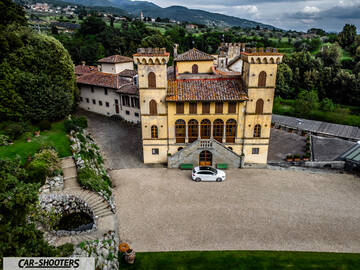 Mercedes Benz Classe B – front three-quarter, white in front of a historic castle