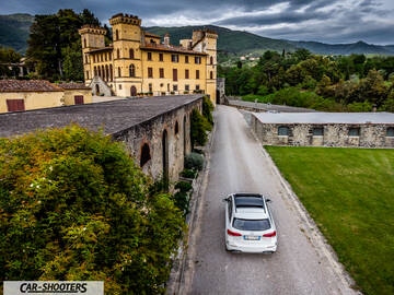 Mercedes Benz Classe B – rear view, white on a driveway near a castle