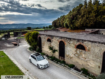 Mercedes Benz Classe B – front three-quarter, white on a country road