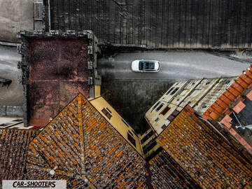Mercedes Benz Classe B – detail, viewed from above between buildings