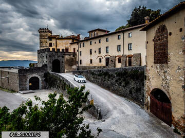 Mercedes Benz Classe B – front three-quarter, white against an old castle backdrop