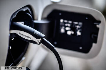 Mercedes Benz Classe B – detail, charging port close-up