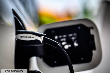 Mercedes Benz Classe B – detail, charging port close-up