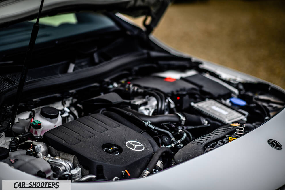Mercedes Benz Classe B – engine bay, open hood view