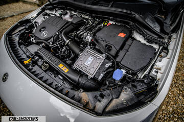 Mercedes Benz Classe B – engine bay, clean engine compartment close-up