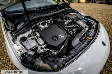 Mercedes Benz Classe B – engine bay, open hood with mercedes engine