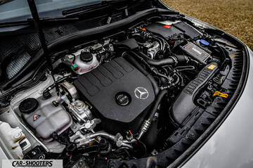 Mercedes Benz Classe B – engine bay, clean engine compartment with Mercedes logo