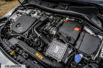 Mercedes Benz Classe B – engine bay, clean modern engine bay