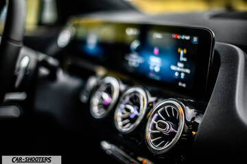 Mercedes Benz Classe B – dashboard, digital instrument cluster and air vents