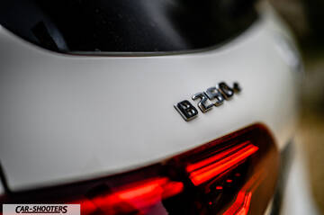 Mercedes Benz Classe B – detail, emblem close-up
